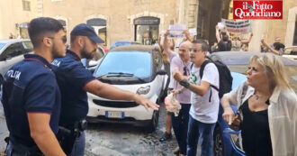 Copertina di Letame contro la sede della provincia di Trento a Roma: “Fugatti assassino”. Il blitz dopo l’uccisione dell’orsa Kj1