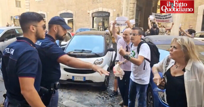 Copertina di Letame contro la sede della provincia di Trento a Roma: “Fugatti assassino”. Il blitz dopo l’uccisione dell’orsa Kj1