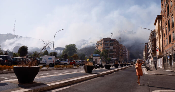 Roma, brucia Monte Mario: evacuate la sede Rai di via Teulada, l’Osservatorio e 6 palazzine. “Abbiamo sentito esplosioni, c’è molta paura”