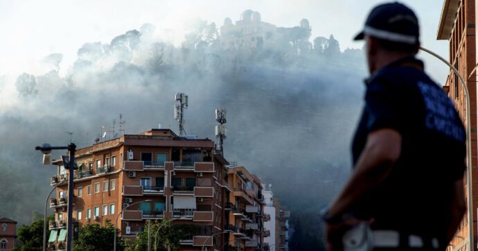 Roma brucia, fiamme vicino alla sede Rai: 6 palazzi evacuati, interrotta la diretta tv