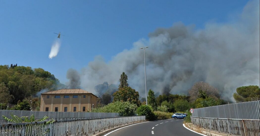 Maxi incendio a Monte Mario, vicino al Tribunale e alla sede Rai di via Teulada: in azione anche gli elicotteri