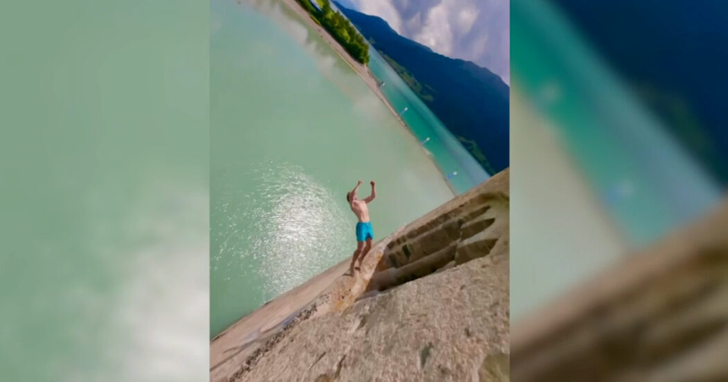 Si tuffa nel lago di Resia dal campanile di Curon: la pericolosa acrobazia di Simon Brunner – Video
