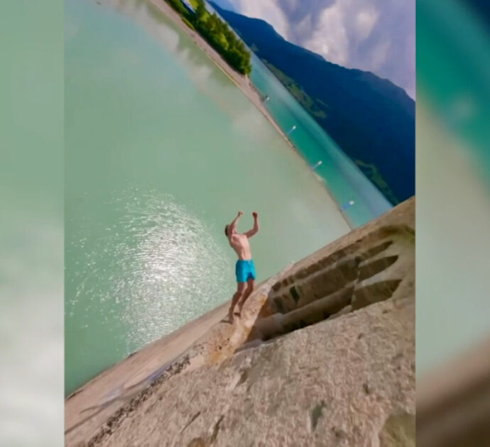 Si tuffa nel lago di Resia dal campanile di Curon: la pericolosa acrobazia di Simon Brunner – Video