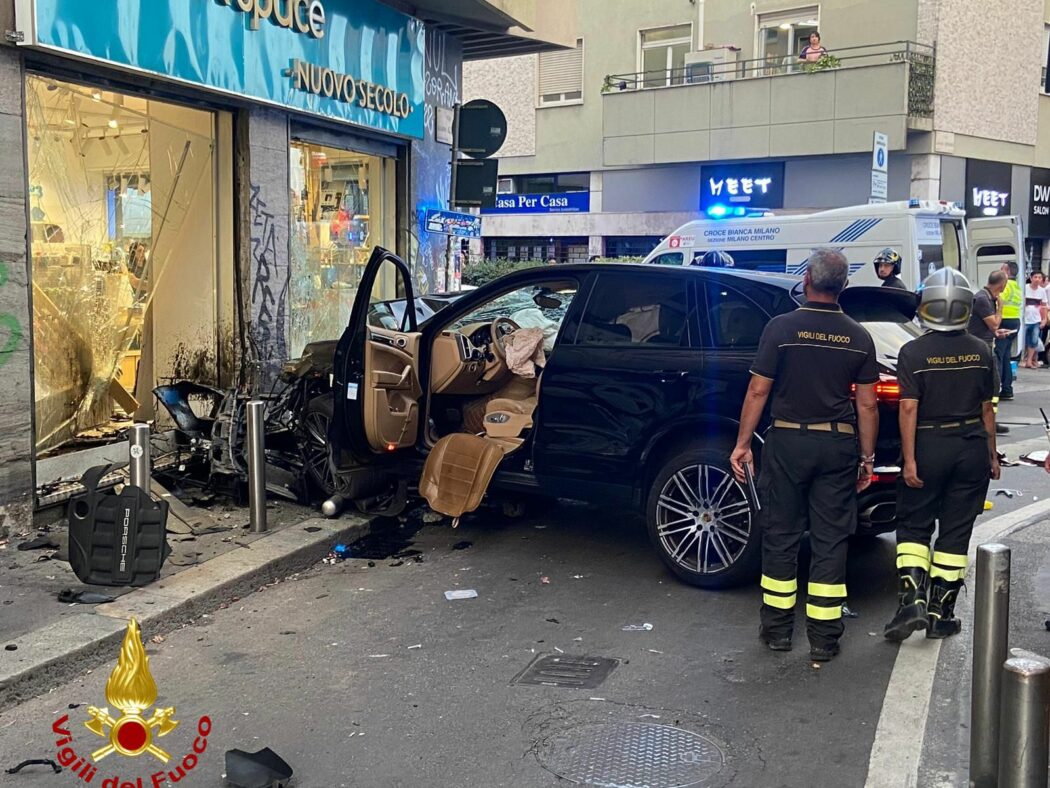 Milano, suv si schianta contro una vetrina in centro. Un uomo e una donna in gravi condizioni