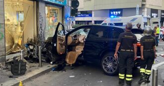 Copertina di Milano, suv si schianta contro una vetrina in centro. Un uomo e una donna in gravi condizioni