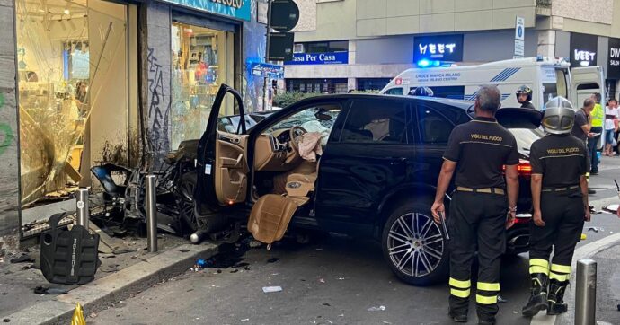 Milano, suv si schianta contro una vetrina in centro. Un uomo e una donna in gravi condizioni