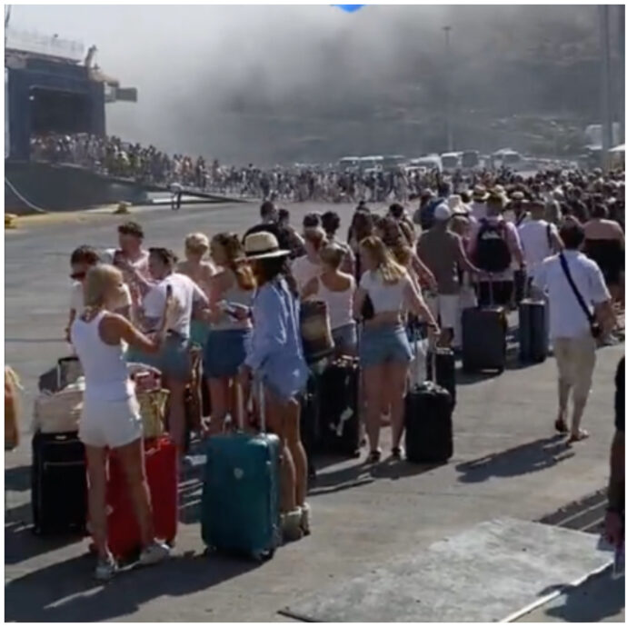 Santorini in crisi per troppi turisti, scattano le denunce dei residenti: “Vogliamo rispetto. È la vostra vacanza, ma è la nostra casa” – IL VIDEO