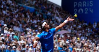 Copertina di Musetti riscrive la storia del tennis italiano: Zverev sconfitto in due set e semifinale olimpica dopo 36 anni dall’ultima volta