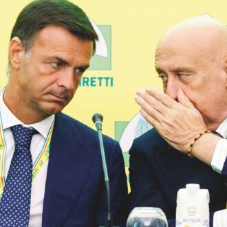Copertina di Coldiretti, dopo la terra il presidente Prandini si prende anche la stalla. E guiderà gli allevatori italiani