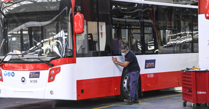 Retromarcia di Industria Italiana autobus. Prima l’annuncio di 77 trasferimenti forzati, tre ore dopo lo stop alla procedura