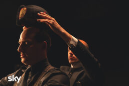 Copertina di Benito Mussolini rivive con Luca Marinelli: ecco le prime immagini di “M – Il figlio del secolo” che sarà presentato a Venezia 81