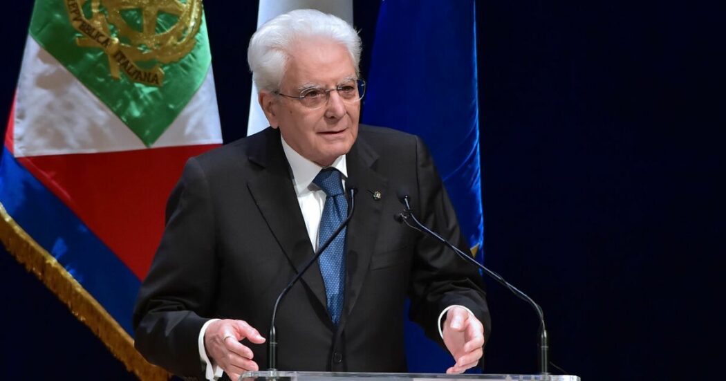 Strage di Bologna, Mattarella: “Spietata strategia eversiva neofascista attentò alla libertà degli italiani”. La Russa: “Desecretare gli atti”