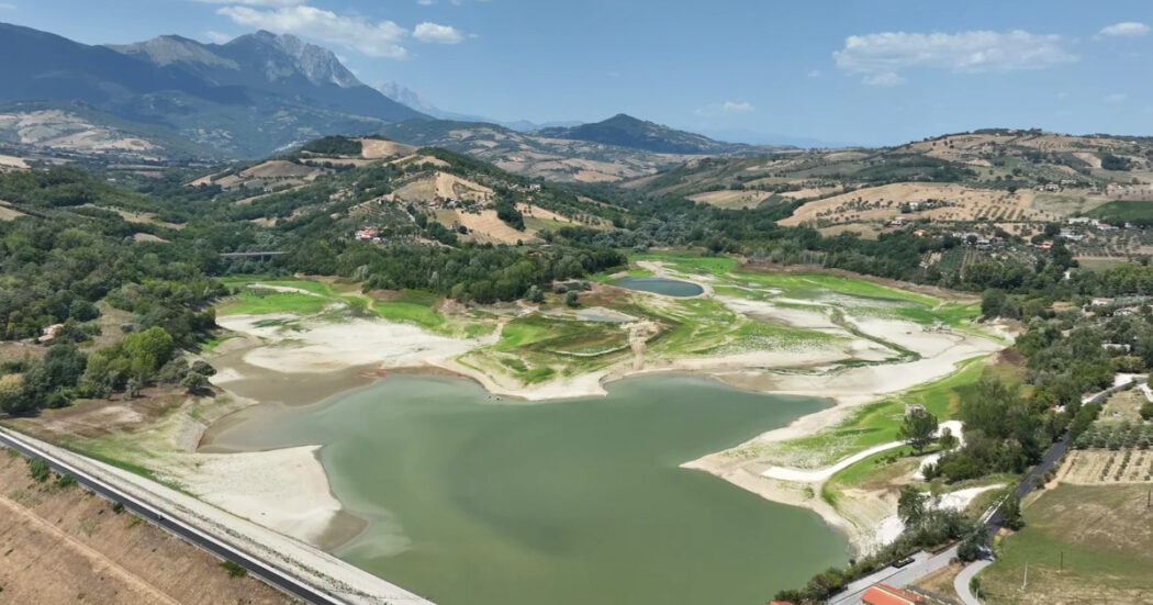 La siccità colpisce anche l’Abruzzo, il lago di Penne è in sofferenza. Anbi: “Dal 9 luglio sospeso il servizio idrico”