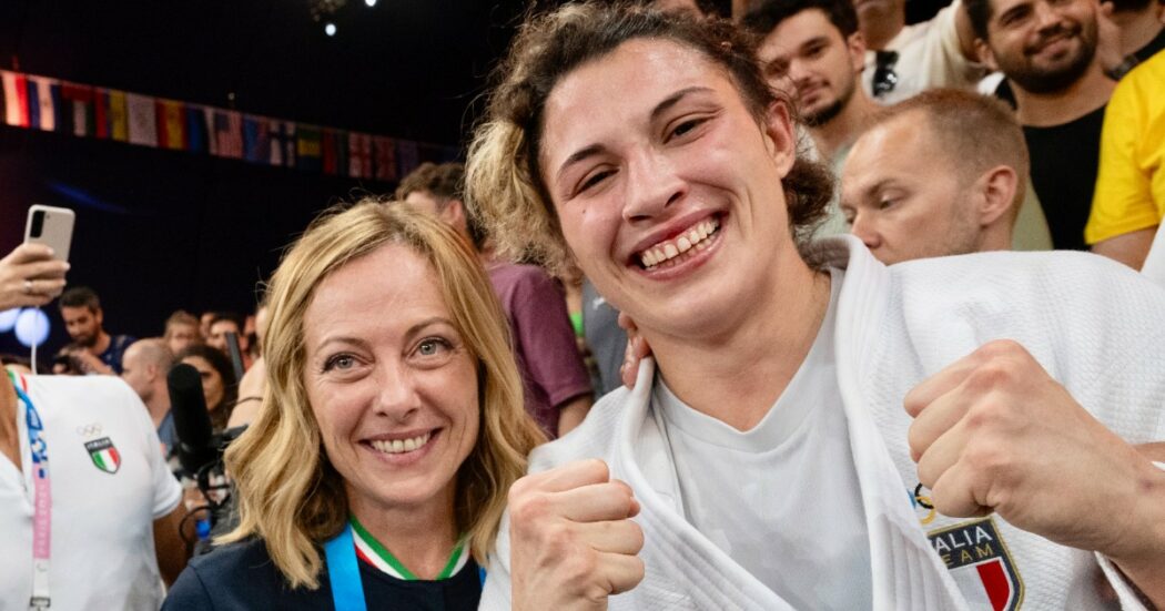 L’oro nella finale di judo femminile 78kg, il bacio alla fidanzata e l’abbraccio con Meloni: la serata olimpica di Alice Bellandi