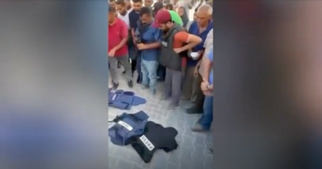 I giornalisti di Gaza si tolgono il giubbotto con la scritta ‘Press’ per protesta dopo l’uccisione di due colleghi di Al Jazeera: “Non siamo criminali”