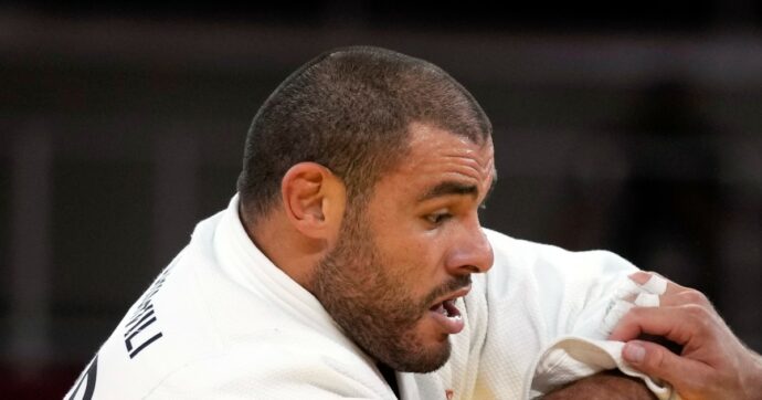 Colpisce l’avversario nelle parti basse e lo butta a terra: cacciato dalle Olimpiadi il judoka georgiano Guram Tushishvili