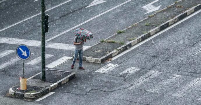 Allerta meteo nel Centro-Nord: nubifragi e allagamenti. Scuole chiuse in Liguria e Toscana, rischio esondazioni a Milano