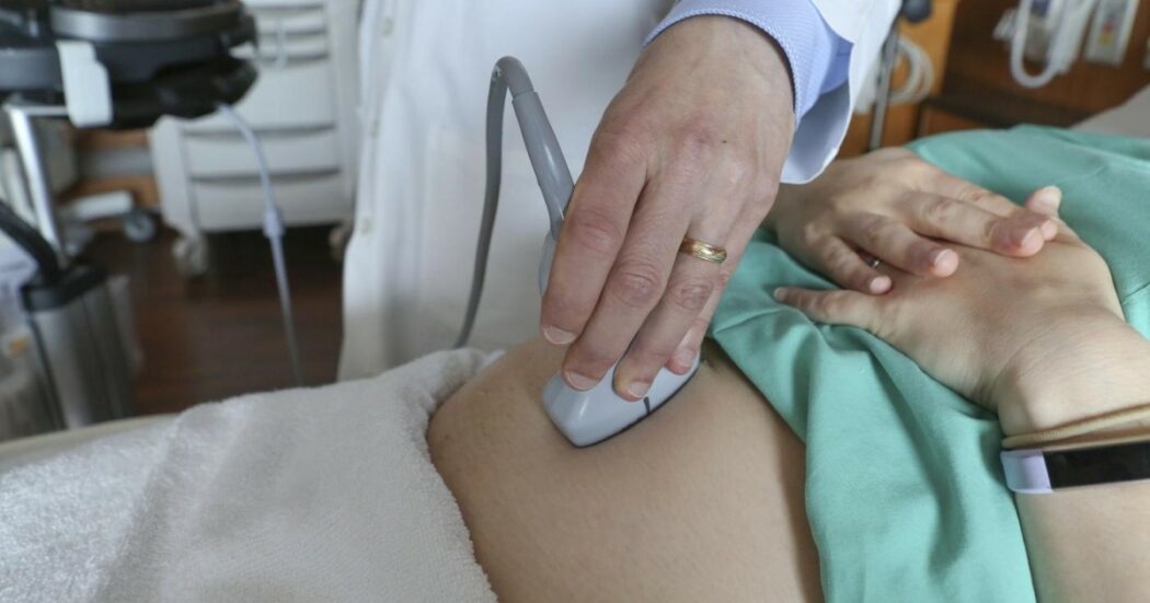 I danni psicologici della sentenza Usa sull’aborto su medici e infermieri, lo studio: “Rischio burnout”