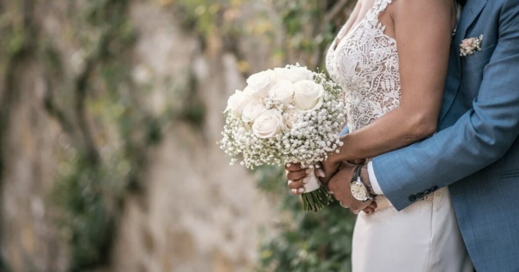 “Il mio matrimonio è stato perfetto ma mi infastidisce molto quello che ha fatto un’invitata con il mio bouquet”: la storia su Reddit