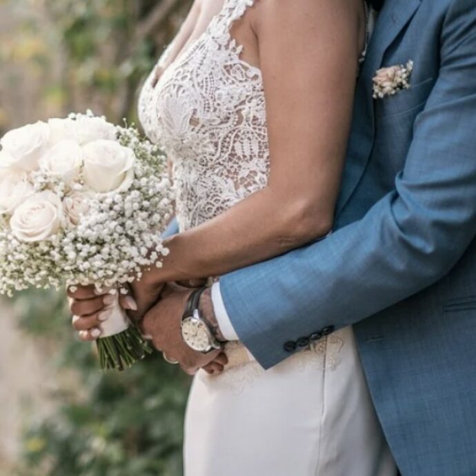 “Il mio matrimonio è stato perfetto ma mi infastidisce molto quello che ha fatto un’invitata con il mio bouquet”: la storia su Reddit