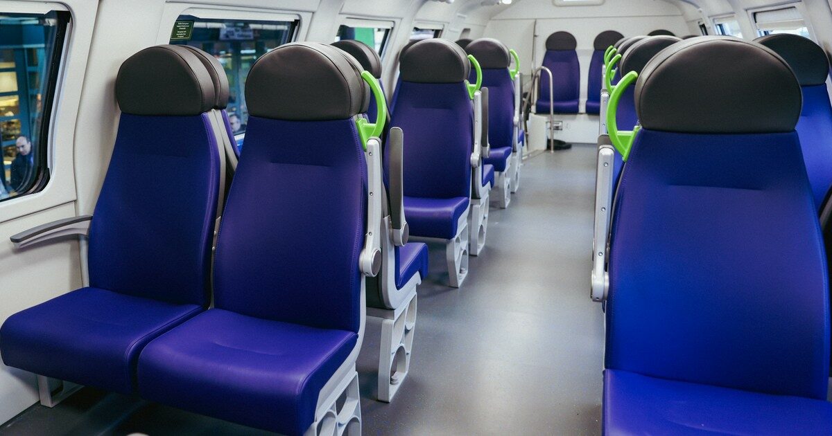 Cerca di recuperare gli AirPods caduti tra i sedili del treno ma resta incastrato: soccorritori costretti a segare le poltrone per liberarlo