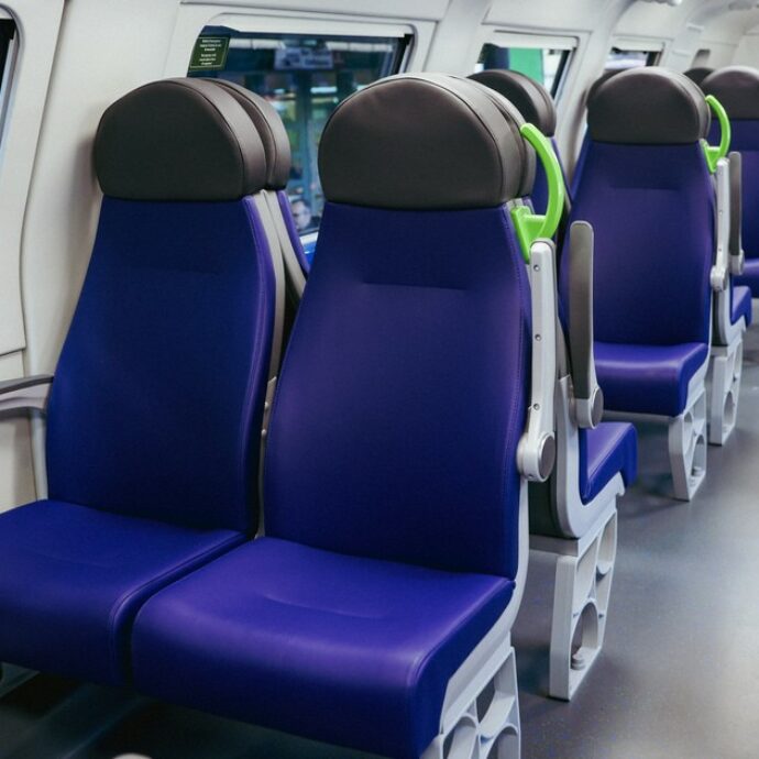 Cerca di recuperare gli AirPods caduti tra i sedili del treno ma resta incastrato: soccorritori costretti a segare le poltrone per liberarlo