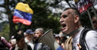 Copertina di Venezuela, in migliaia in piazza contro l’elezione di Maduro, arrestati due esponenti dell’opposizione. Usa: “Prove nette di brogli”