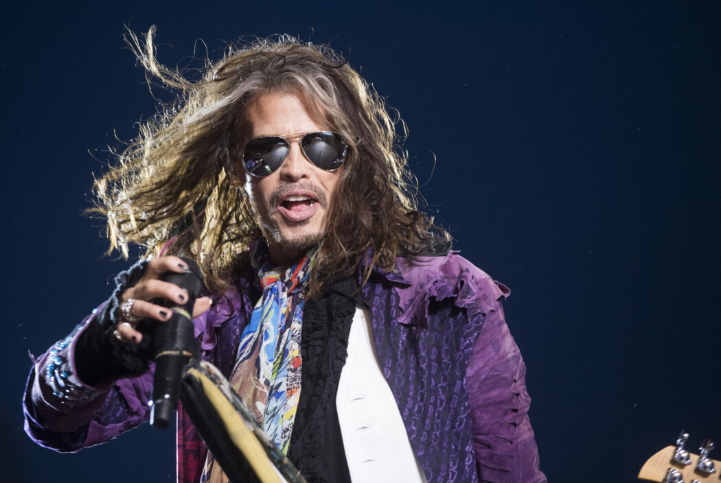 “Decisione straziante e difficile, non faremo più tour. Steven Tyler non può recuperare l’infortunio vocale”: l’annuncio a sorpresa degli Aerosmith