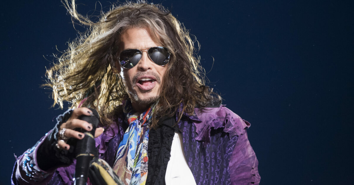 “Decisione straziante e difficile, non faremo più tour. Steven Tyler non può recuperare l’infortunio vocale”: l’annuncio a sorpresa degli Aerosmith