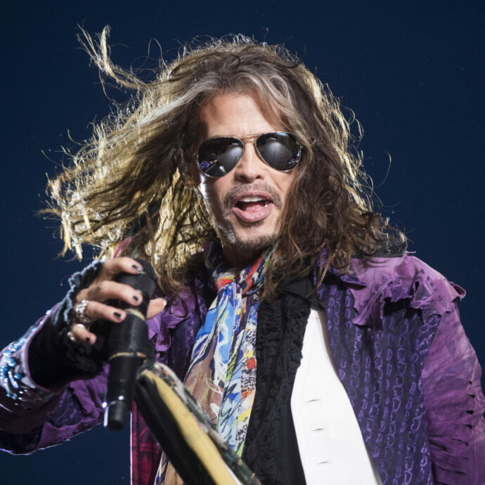 “Decisione straziante e difficile, non faremo più tour. Steven Tyler non può recuperare l’infortunio vocale”: l’annuncio a sorpresa degli Aerosmith