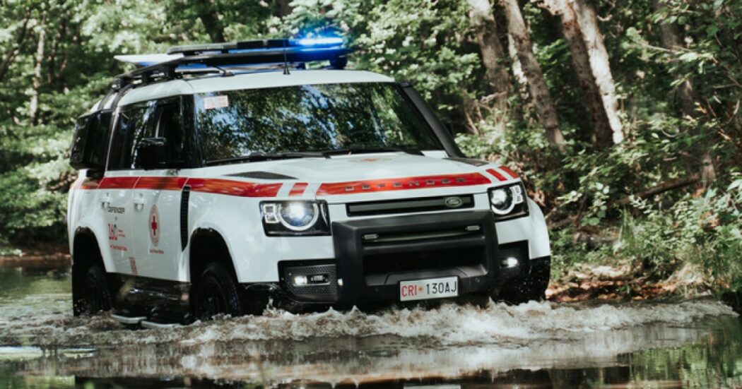 Land Rover, una Defender 130 per rinnovare la partnership con la Croce Rossa