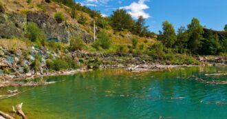 Copertina di Cadavere affiora dal fiume Taro, indagini in corso a Parma: c’erano lesioni sul torace