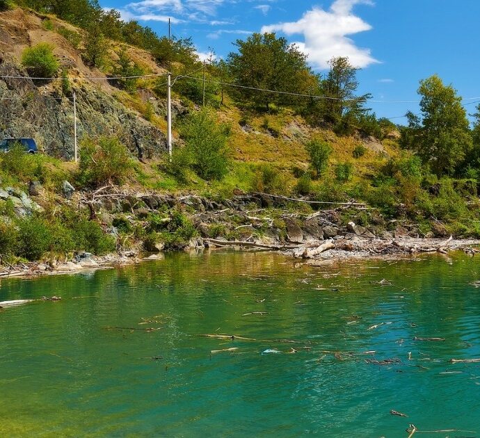 Un ragazzo nuota nel fiume Astico, ha un malore e muore all’improvviso. Gli inquirenti indagano
