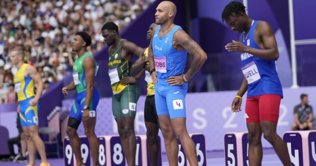 Marcell Jacobs punto da un insetto prima della gara per le qualificazioni dei 100 metri alle Olimpiadi di Parigi