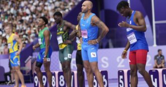 Copertina di Marcell Jacobs punto da un insetto prima della gara per le qualificazioni dei 100 metri alle Olimpiadi di Parigi