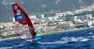 Copertina di Marta Maggetti magnifica: medaglia d’oro nel windsurf alle Olimpiadi di Parigi. “Sono stata calma e ho fatto una virata prima degli altri”