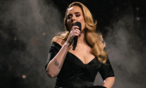Copertina di Adele accusata di plagio, un giudice brasiliano le ordina di ritirare dal mercato la canzone “Million Years Ago”: “Troppo simile a classico della samba Mulheres”