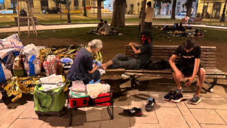 Copertina di A Trieste la Questura impone il “timer” all’assistenza ai migranti. Le associazioni: “Si vieta di aiutare chi ha fame per non disturbare l’aperitivo”