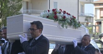 Copertina di Sharon Verzeni, l’omelia del parroco ai funerale: “Ancora una volta la mano di Caino ha colpito”