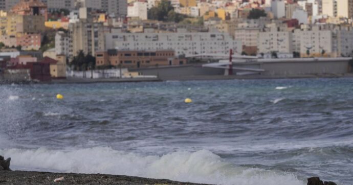 È ancora disperso il giovane migrante scaricato a 100 metri dalla costa di Ceuta. In corso le ricerche