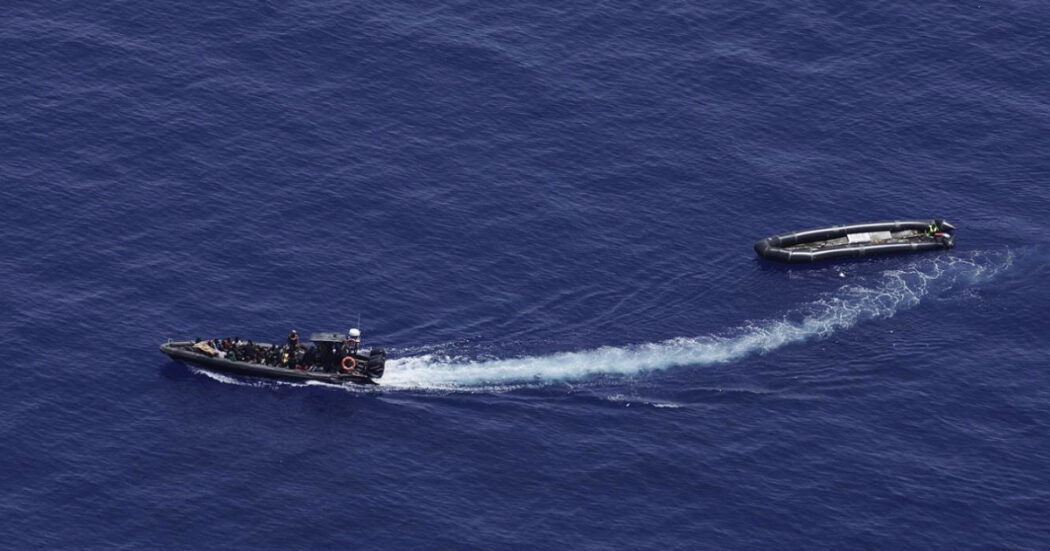 Migranti, la guardia costiera libica abbandona in mare i cadaveri. Le immagini dell’aereo di Sea-Watch: “Per loro valgono solo da vivi”