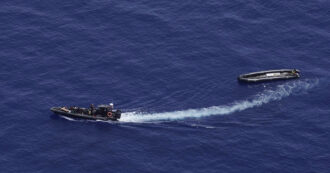 Copertina di Migranti, la guardia costiera libica abbandona in mare i cadaveri. Le immagini dell’aereo di Sea-Watch: “Per loro valgono solo da vivi”