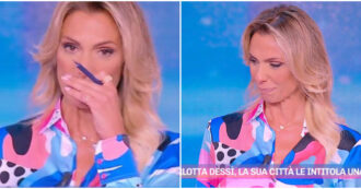 Copertina di Simona Branchetti scoppia in lacrime in diretta a Pomeriggio5 News: “Scusate, Carlotta Dessì era una amica vera”