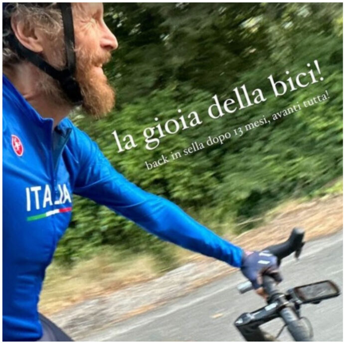 Jovanotti al settimo cielo torna sulla sua bici dopo l’incidente: “Back in sella dopo 13 mesi. Avanti tutta!”