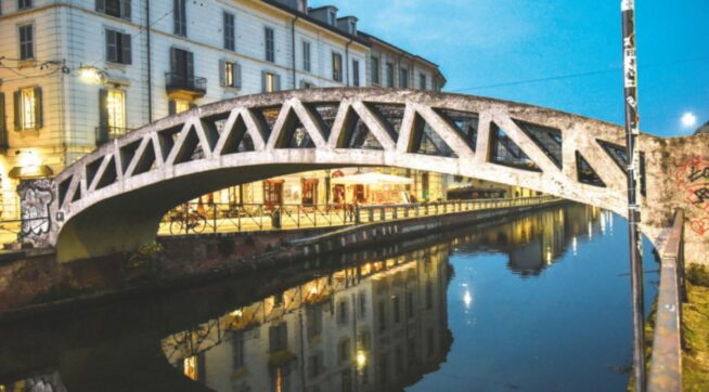 57enne si appoggia alla ringhiera e precipita nelle acque gelide del Naviglio: salvato dagli amici che erano con lui. Indaga la polizia