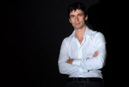 Copertina di “Mia nonna in Albania si svegliava alle 4 di mattina per farci mangiare”: il racconto commovente del ballerino e coreografo Kledi Kadiu