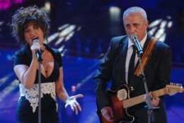 Copertina di “Mia sorella Marcella Bella mi rimprovera di aver dato L’emozione non ha voce a Celentano. A Sanremo mi venne la febbre”: le rivelazioni di Gianni Bella