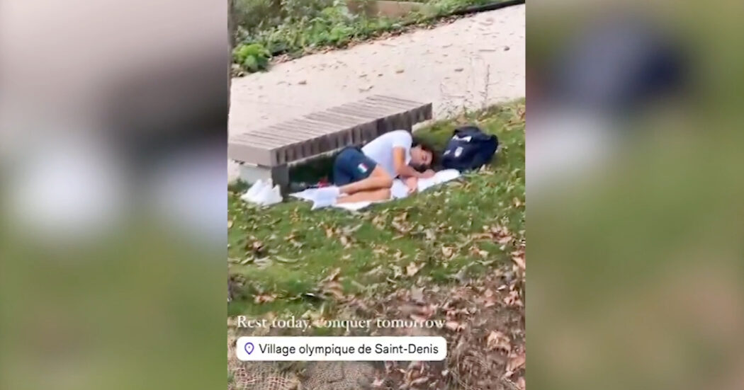 Il video dell’atleta italiano che dorme a terra: è Ceccon? Aveva detto: “Il Villaggio olimpico è un disastro”