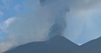 Copertina di Imponente eruzione dell’Etna nella notte, il video dell’alta colonna di cenere e i forti boati