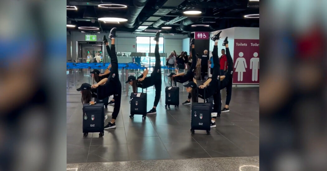 Olimpiadi, le Farfalle improvvisano un’esibizione all’aeroporto di Fiumicino: il video sulle note di Morricone
